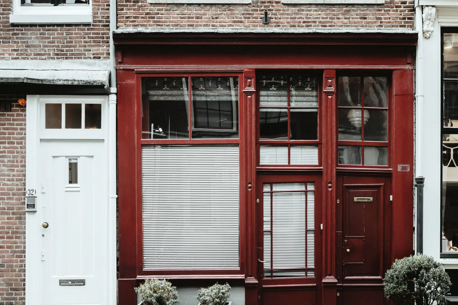 Strak gelakte houten kozijnen in een bakstenen gevel