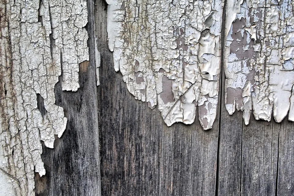 Verweerd hout met loszittende oude verf