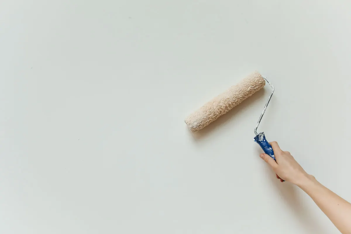 Roller op een witte muur